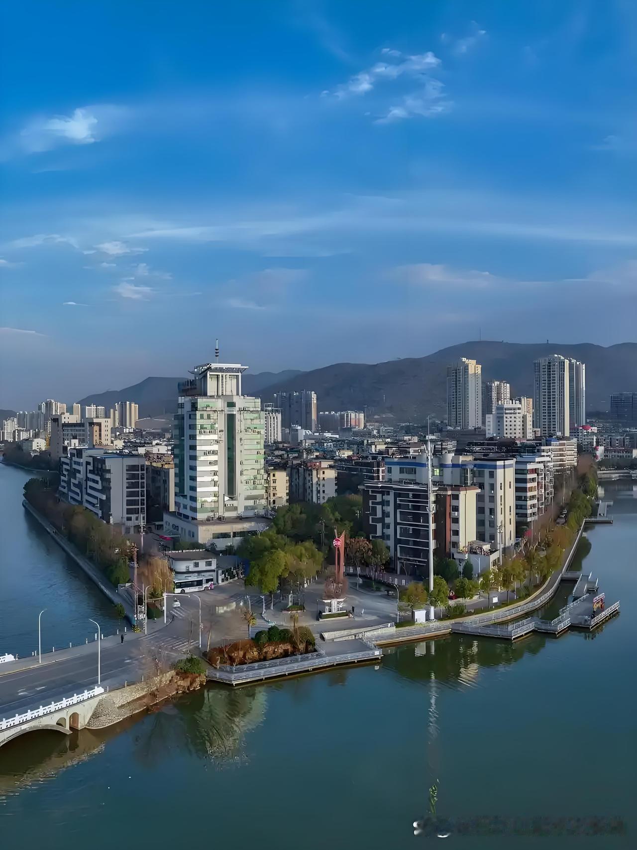 黄石大冶最繁华的地方，万和路和吾悦广场商潮步行街都值得一提。万和路见证了大冶的