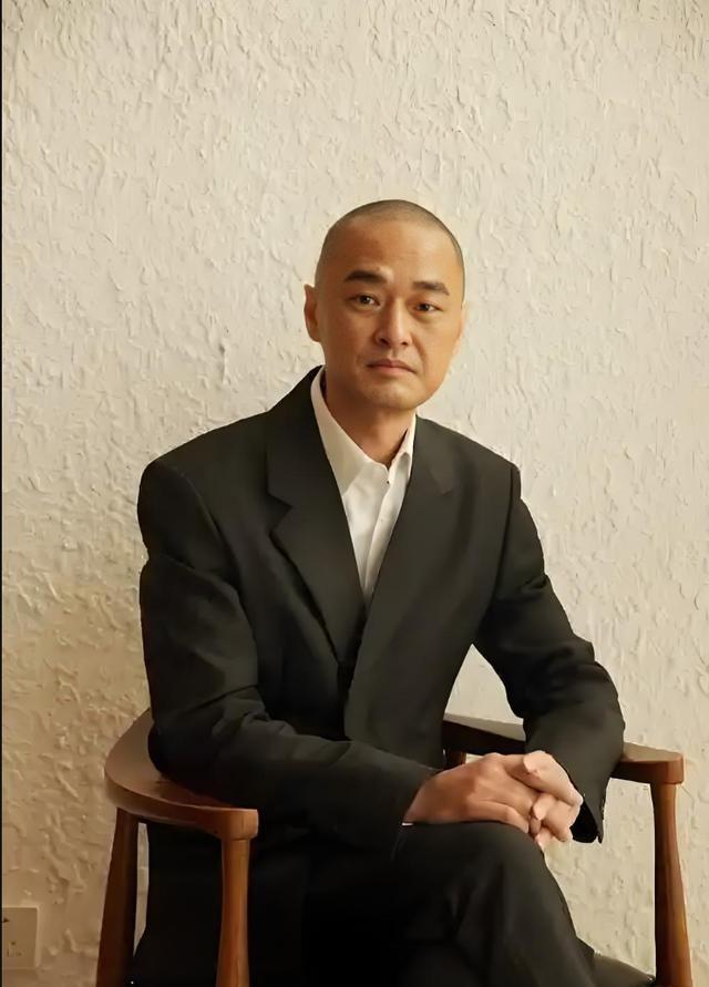 华润董事长出事的前几天，时任CEO冯唐正在家中喝茶，忽然，他脖子上佩戴10年的玉