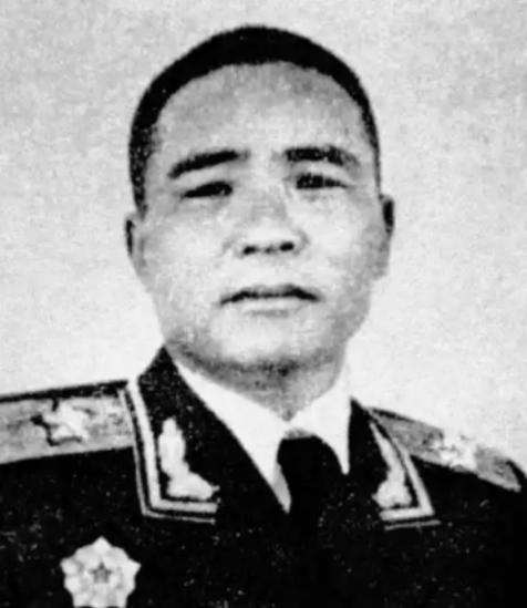 1950年，恩施军分区司令员王定烈乘车去剿匪，途中得知参谋在出发前打了电话，感觉