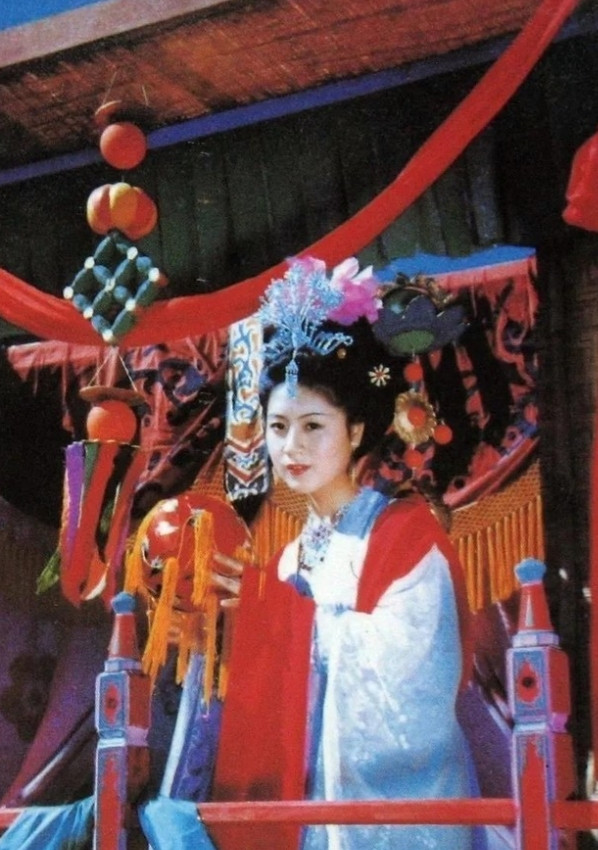1992年，作家余秋雨的妻子李红，从深圳返回上海探亲，在整理书桌的时候，竟然发现