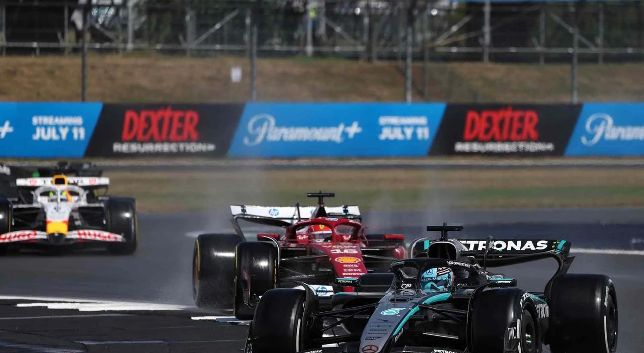 #f1#托托·沃尔夫表示，比赛前拉塞尔决定更换干胎的决定是错误的；而拉塞尔坚称