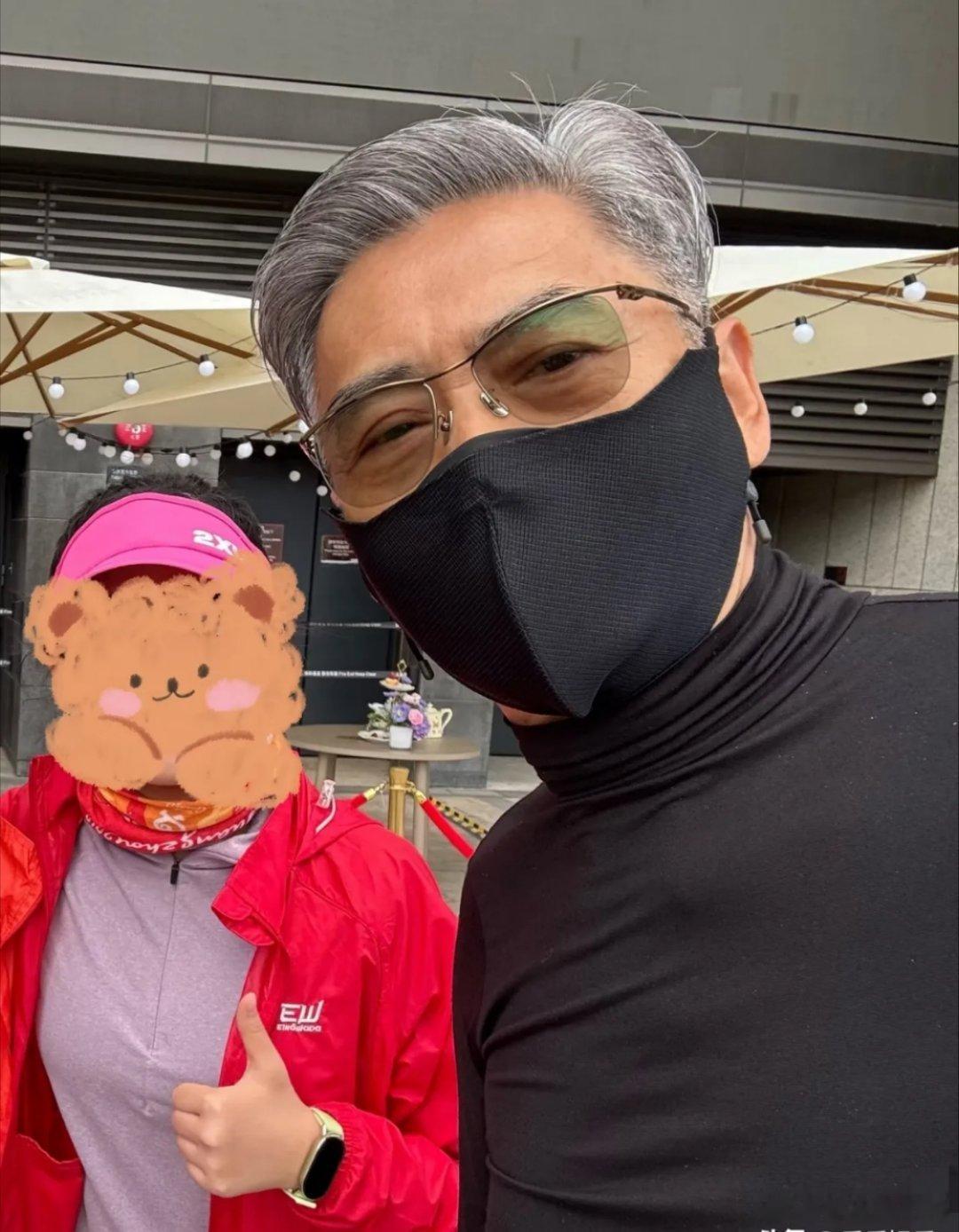 2026年的第一天70岁的周润发icon就出来跑步被网友偶遇。戴口罩满头白发，据