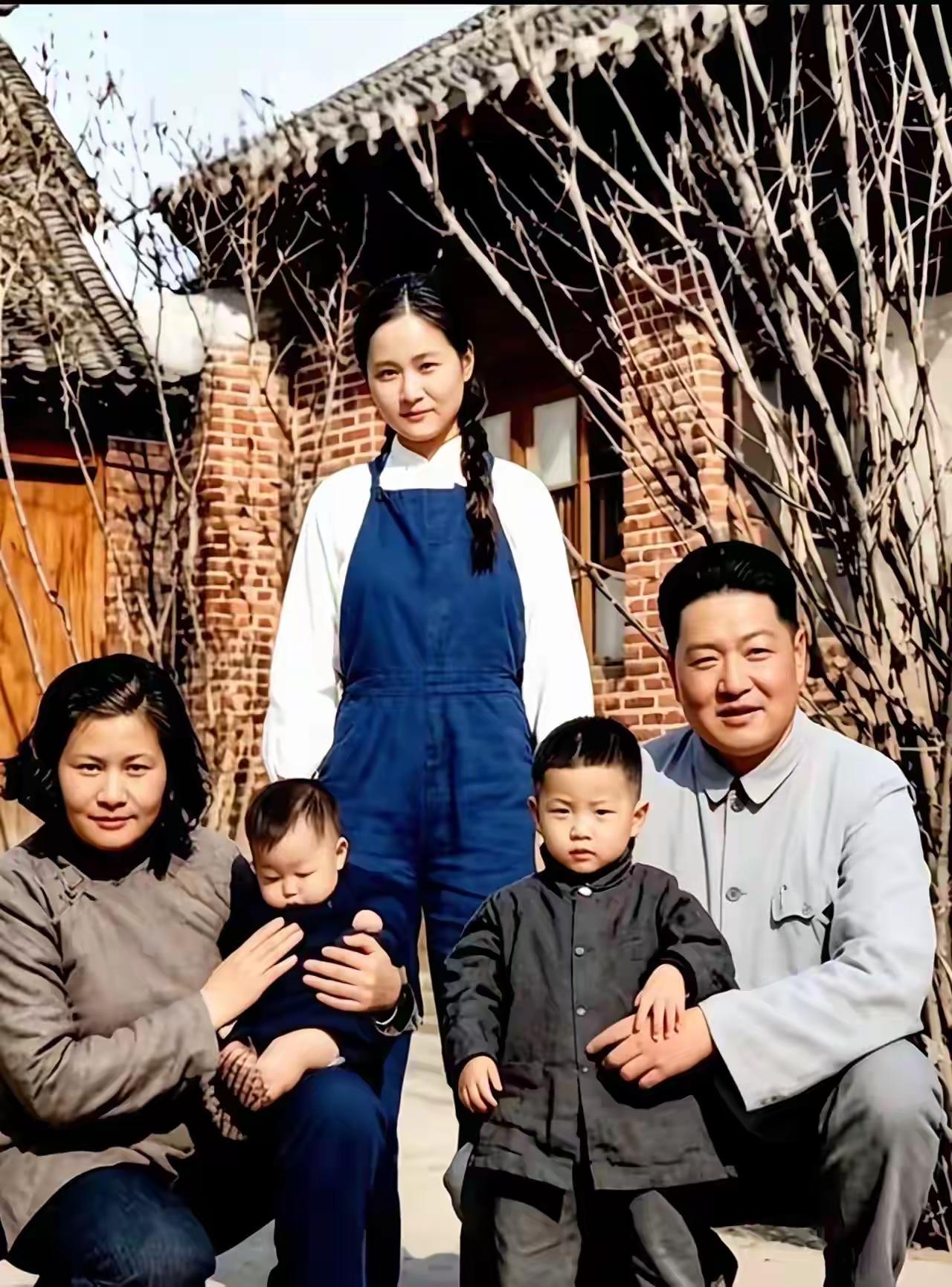1946年临沂草坪上的那张五口合影，阳光软乎乎铺在一家人肩头，穿军装的罗炳辉嘴角