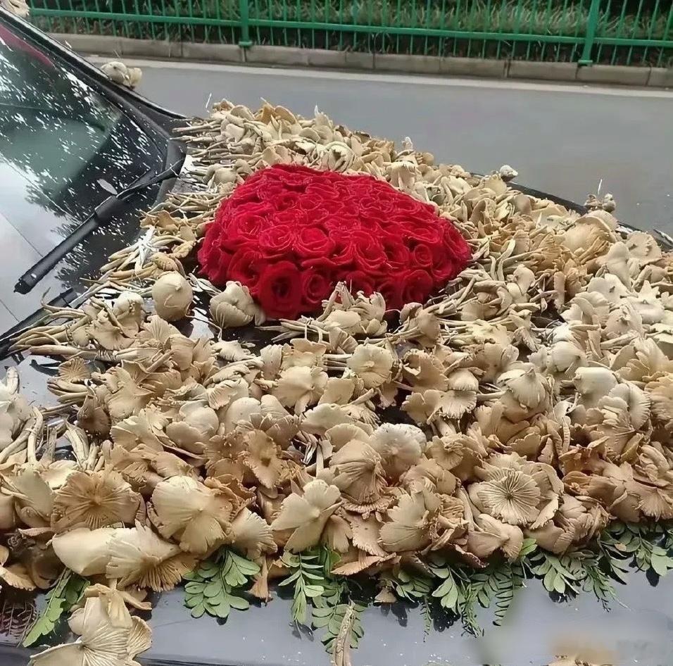 婚车上的一幕，不得不说，惊呆了啊。