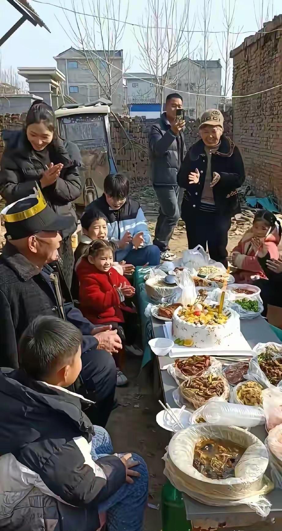 为什么就不能去饭店呢？看这一大家子人在院子里给老人过生日的场景，真不知道这是为了