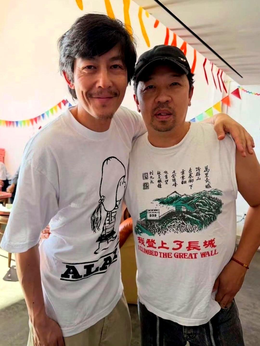 洛杉矶街头这家破餐馆里，那个顶着鸡窝头、两撇八字胡乱飞、眼角挤满褶子的干瘦大叔，