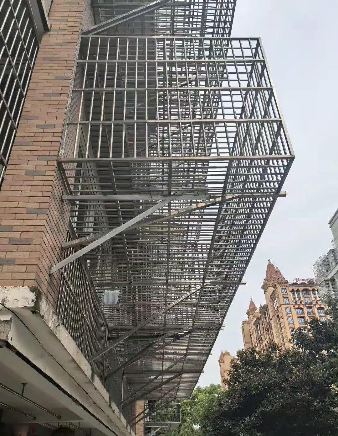 启东某地，这防盗网将人类自私的特性放大到了极致，这已经不是以防盗为目的防盗网。