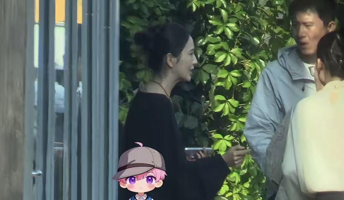 佟丽娅冲上热搜！和陈思诚这是复婚了？7月31日，狗仔曝出几张图片，拍到佟丽娅