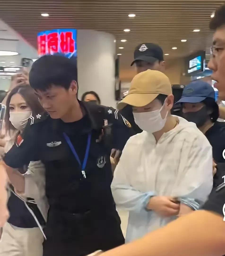 莎莎就是不听劝，这下知道难受了吧，没有王楚钦和德华在身边时，莎莎还是走VI
