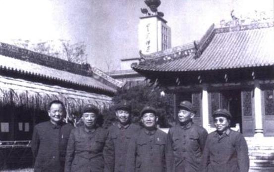 他到南京军区上任，征求许世友的意见，通过韩先楚了解：此人能用“老许，这个人到底