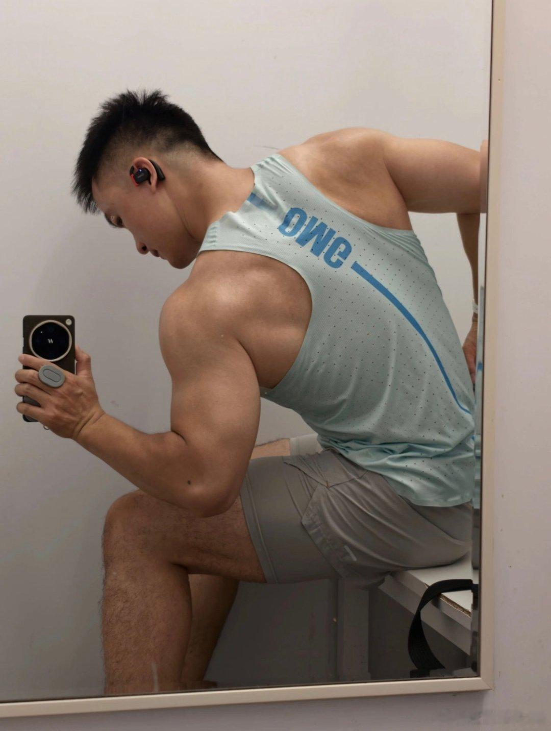 强壮肌肉男谁看了不喜欢？体育生