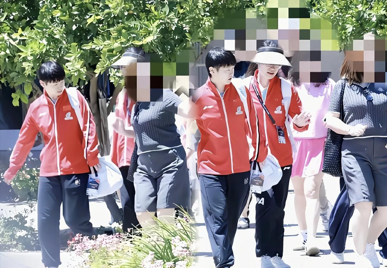 孙颖莎刚下场，一男人突然冲过去要签名，队医小孟死死将对方拦住孙颖莎刚打完比赛往