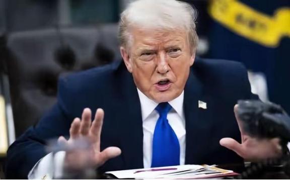 特朗普终于意识到，自己犯下了巨大的错误！那就是离开了中国，老美自己根本玩不转！