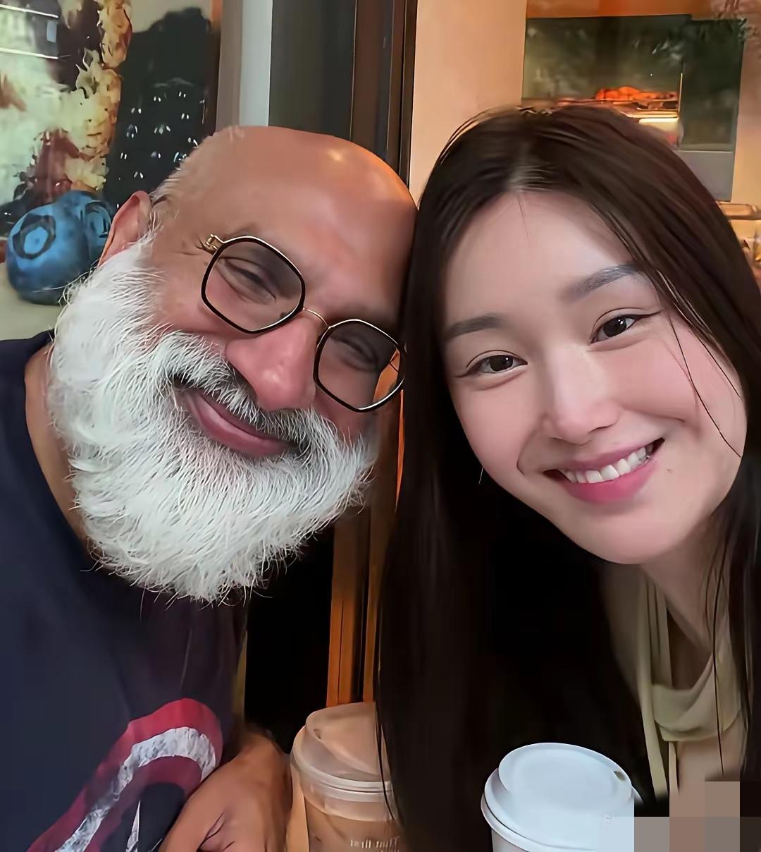这个带有亚裔面孔的女孩，对这个年龄大的老外是不是有点偏激的爱？