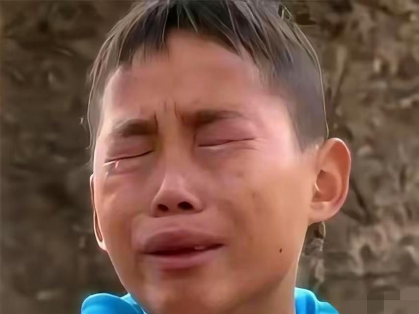 云南有个男孩，叫盘江龙。13岁，底下5个弟妹全靠他养。但他有个怪规矩：饭做好了