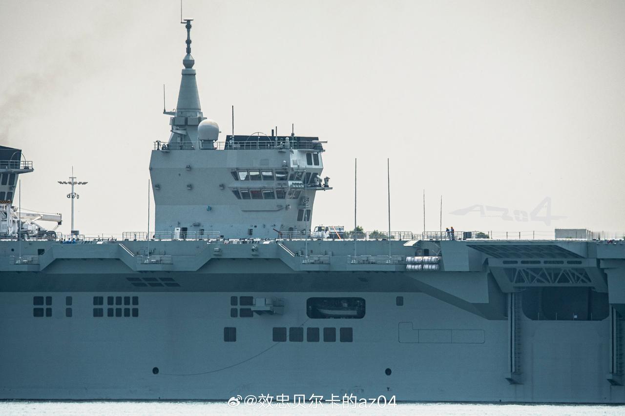 和之前的图片对比，这一次南下湛江港的076首舰四川舰，把前舰岛上的烟囱顶部完全涂