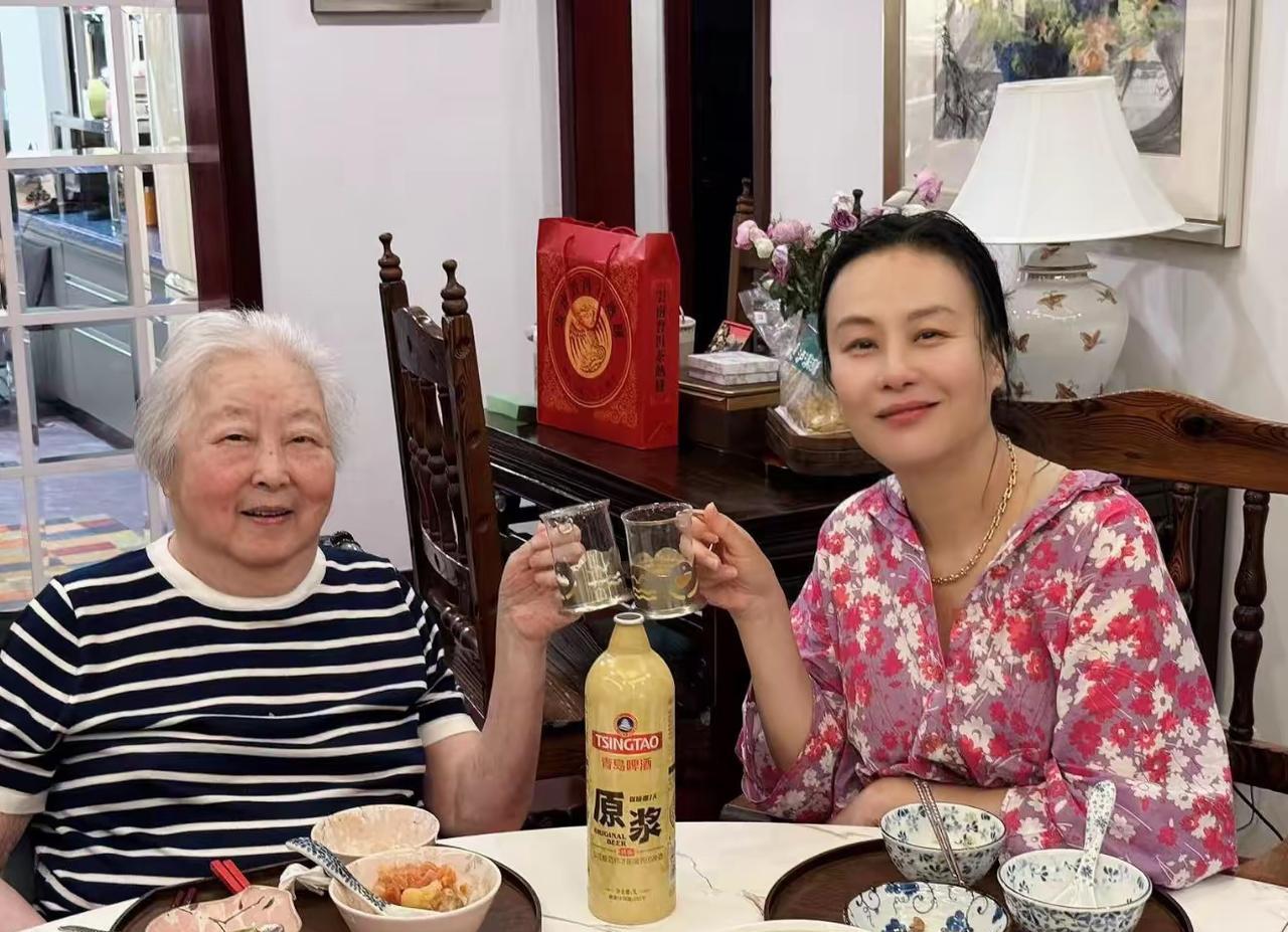 84岁老戏骨吴曼芳，在豪宅和女儿喝啤酒，吃了太多激素药物脸部浮肿严重……吴曼芳