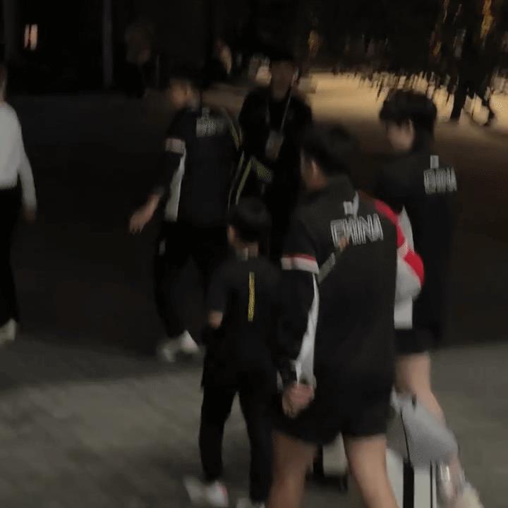 小海螺：有点心机又如何中国大满贯赛后，王楚钦摸了王皓小儿子的脑袋。但是