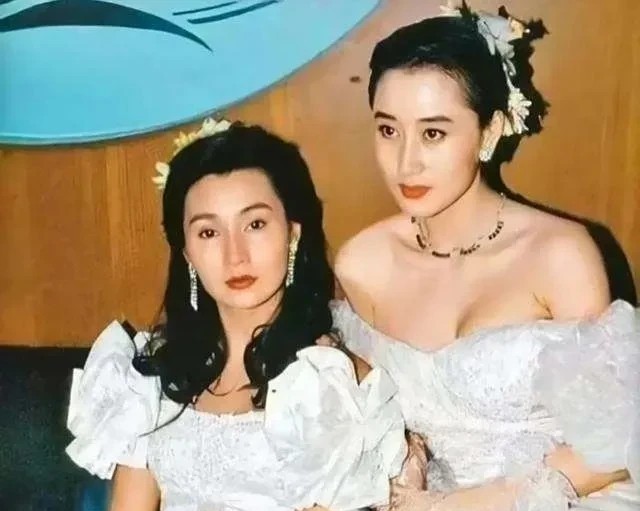 看完利智的女星合照,才懂李连杰为何小头控制大头了！利智的美是需要对比的，叶子