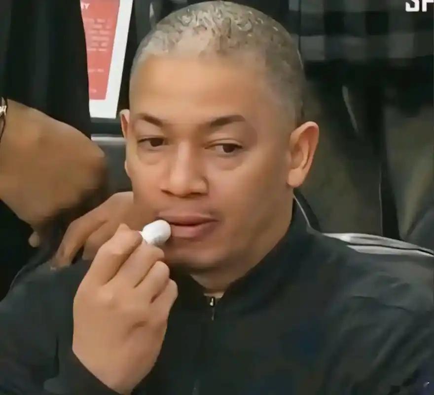 看得出来教练组对今天比尔的复出是有重点布置的，哈登与保罗都不在，邓恩持球没有挡拆