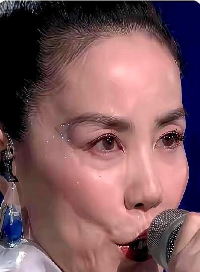 王菲57岁素颜照曝光，谢霆锋却当众跳《玉蝴蝶》。两人同居11年，王菲在演唱