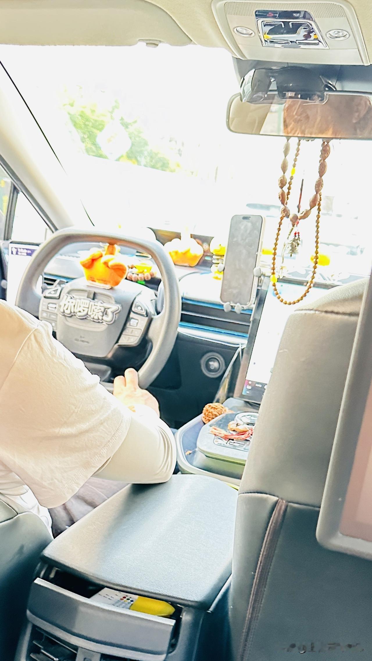 今天打了个网约车，一上车，先看见方向盘中间贴了好大的四个字：“你啰嗦了”。我问