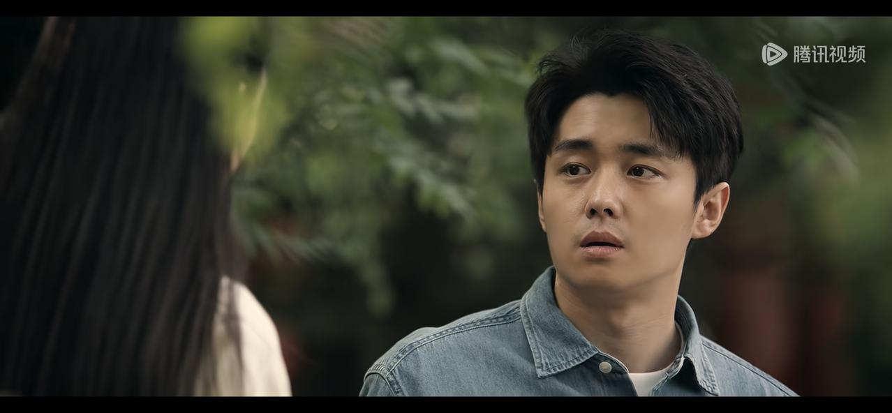 《主角》封潇潇下了11路公交车，绕过几棵大树，看见一个熟悉的身影，刚要张嘴喊，却