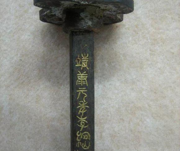 1980年，福州警备区周迅在检查修械所时，发现一个深红色木套，抽开的刹那间，寒光