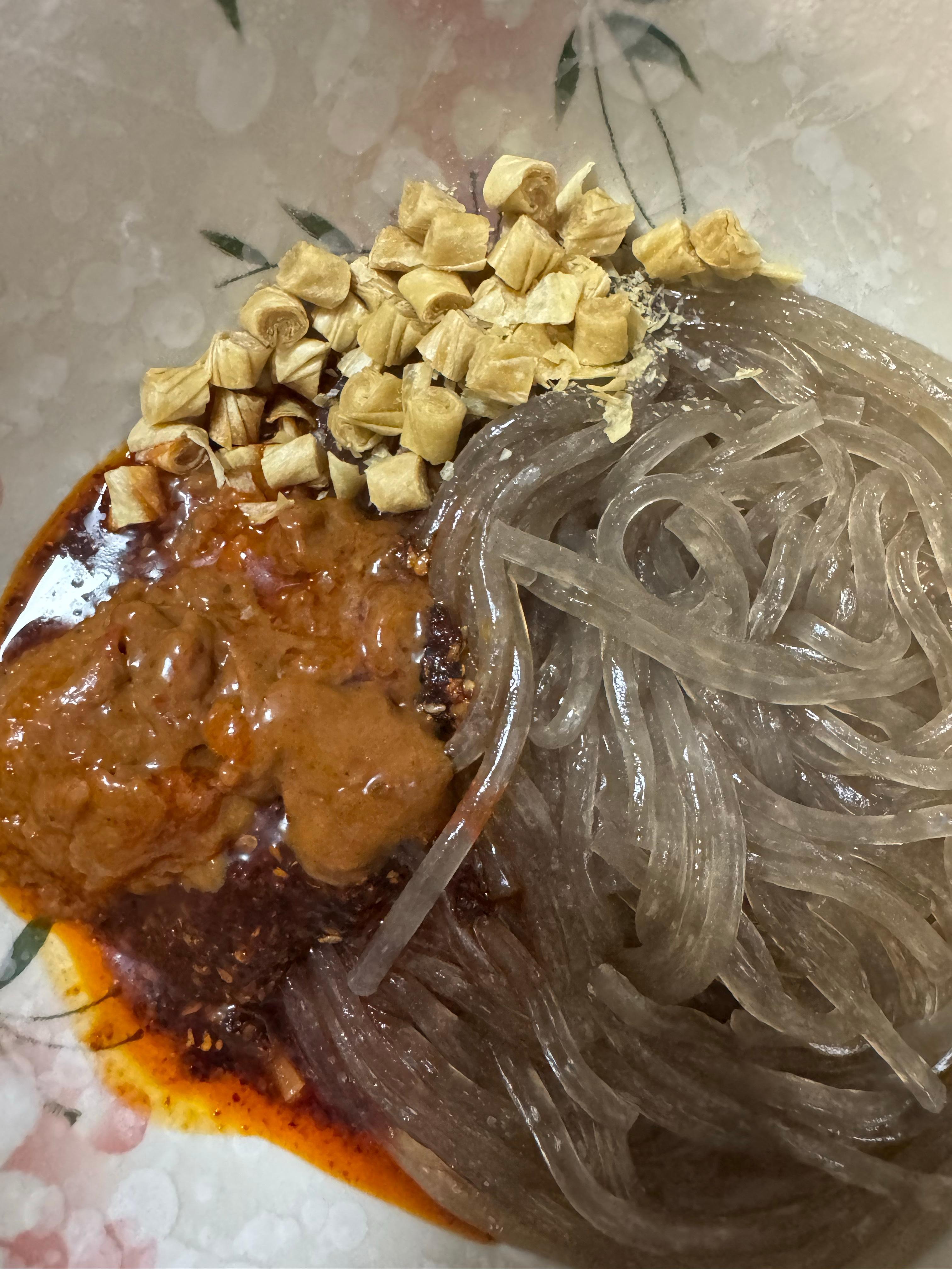 把之前朋友给的其它牌子的酸辣粉解决了，也是四川这边比较出名的一个牌子说一下真实感
