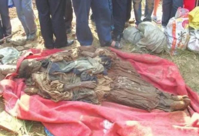 1988年，在江西出土的一具女尸，当褪下她的衣服时，发现女尸的身体下面有一团肉块