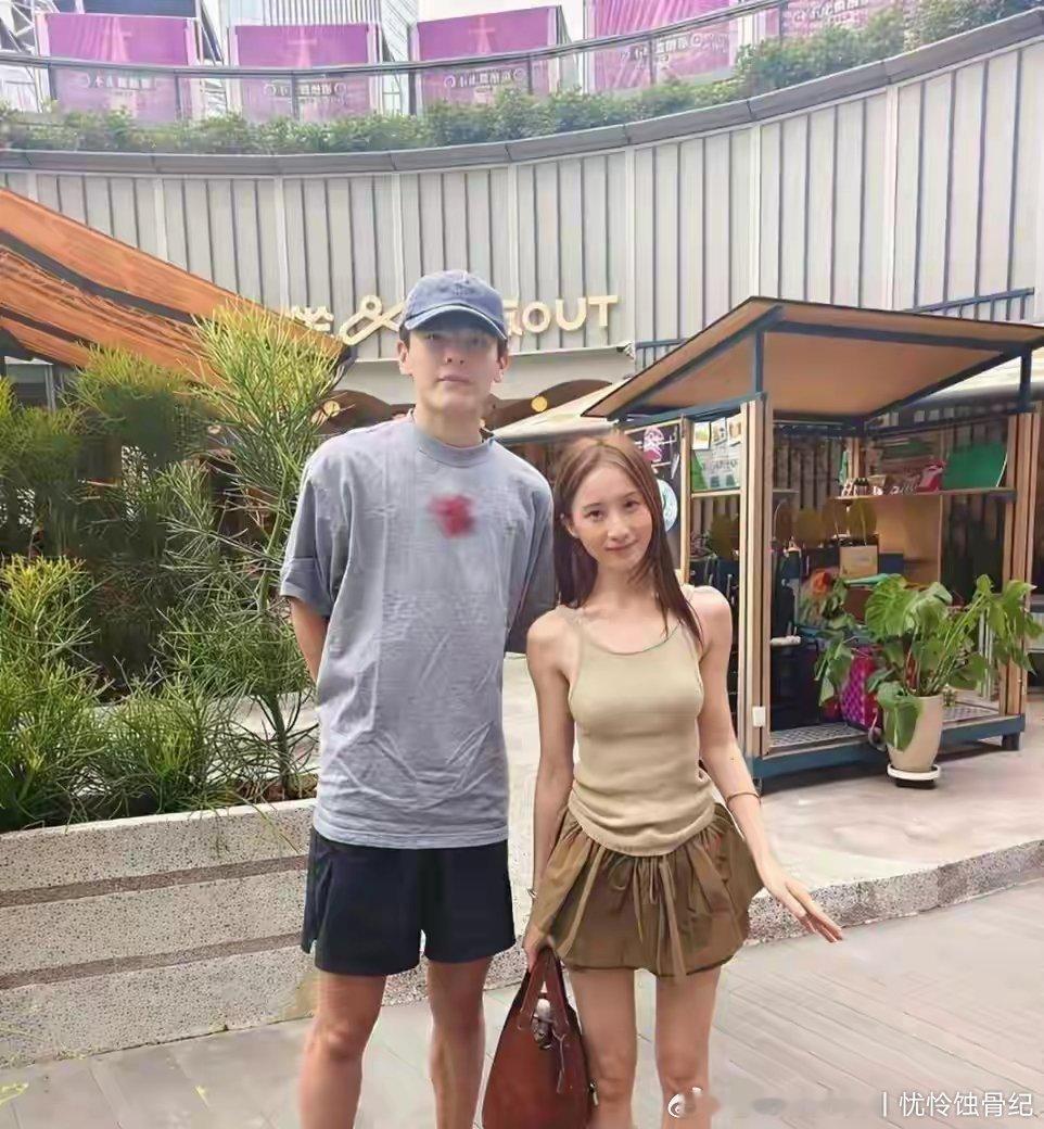 我‏的‎‎‏天，⁠‎差点﻿‏没﻿认出来，⁠真人比电视上还瘦，帅得我直接‏说不⁠出