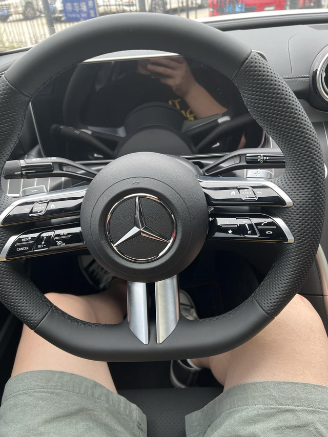 奔驰c级车价格今天刚看的24款c260L皓夜版，带豪华氛围灯，车价优惠8.4个