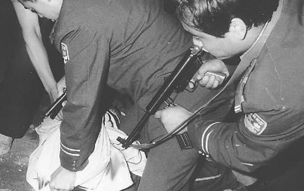 1999年11月，郑州军分区对武器库进行例行检查时，突然发现，犯罪分子竟从库房外