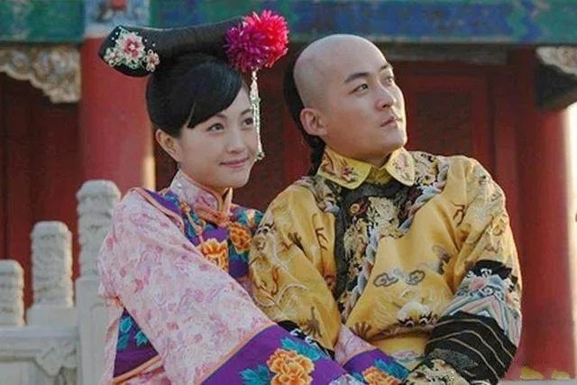 公元1825年，43岁的道光皇帝，把12岁的表妹博尔济吉特氏纳入后宫。自从表妹入