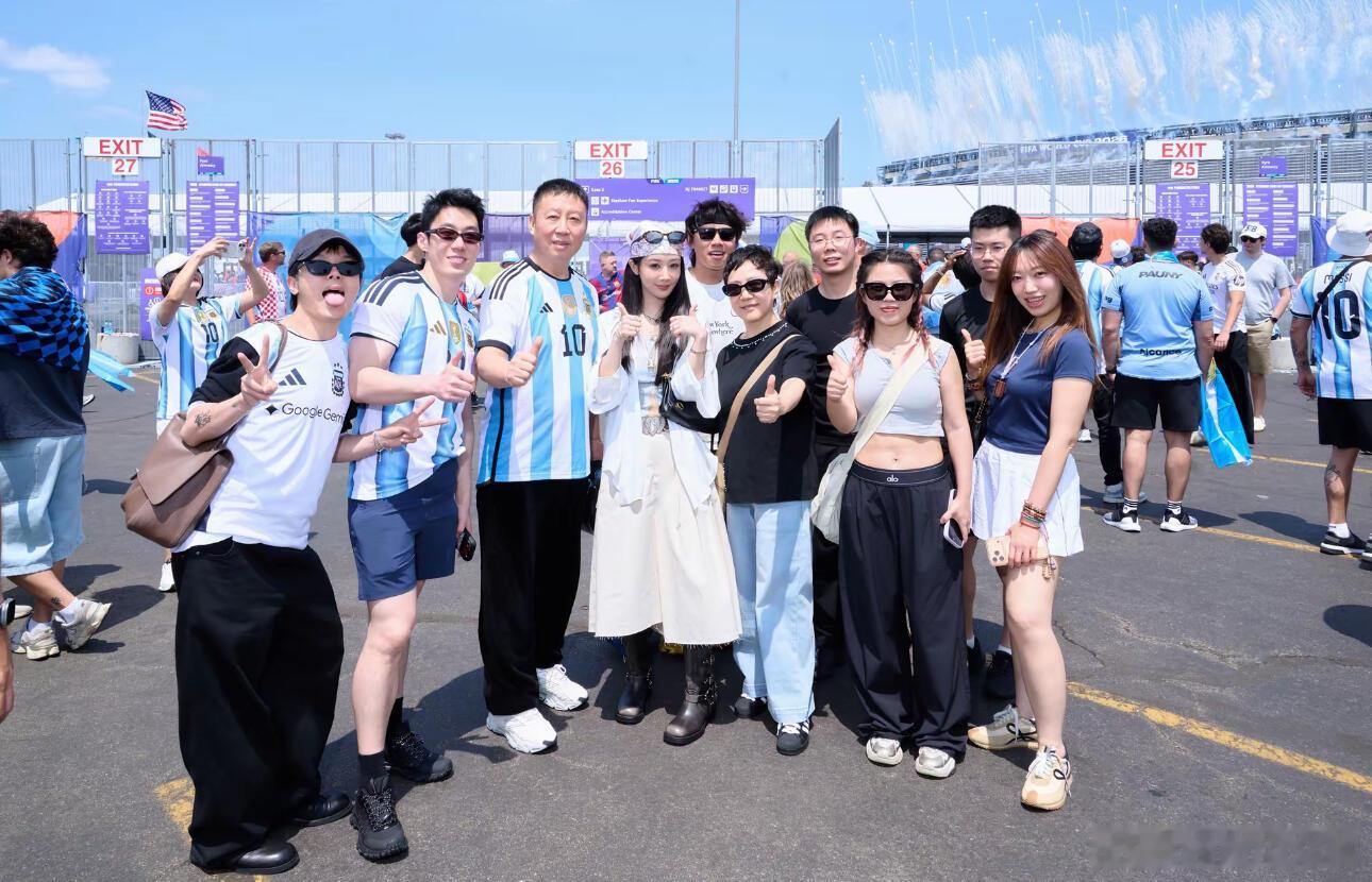 杨紫美丽的吱吱公主和爸爸妈妈……还有好多人