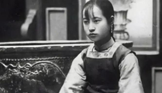 1905年，袁世凯的二儿子袁克文，与名妓叶蓁一见钟情，一睡定终身，袁克文承诺会娶