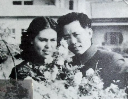 1939年秋天，去苏联学习的刘亚楼，从战友口中得知，自己在延安的妻子凌漪竟然和一