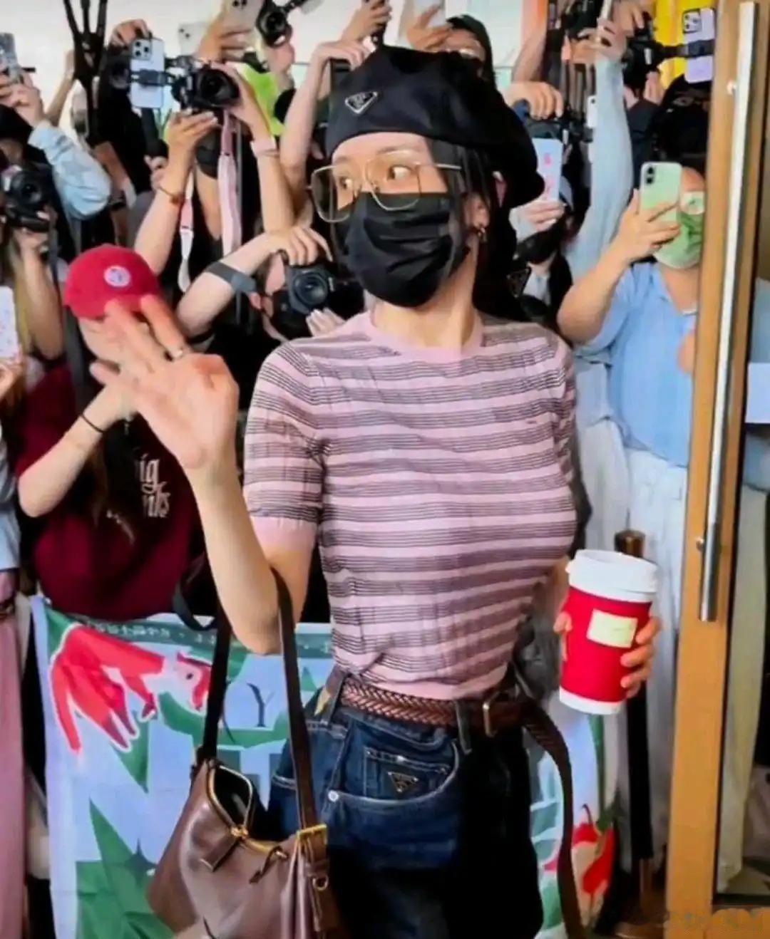 杨幂现身机场肌肤白皙性感迷人