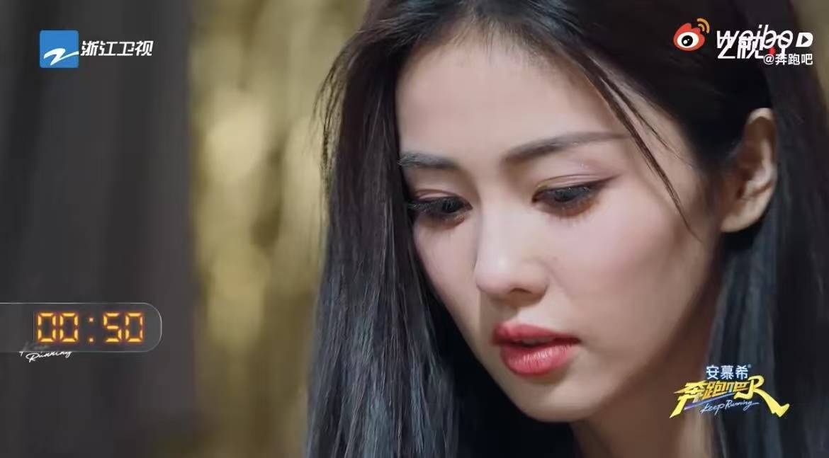 白鹿眼角一滴泪说来就来虽然知道白鹿是演员，流下眼泪会比普通人要快一点，但是看到