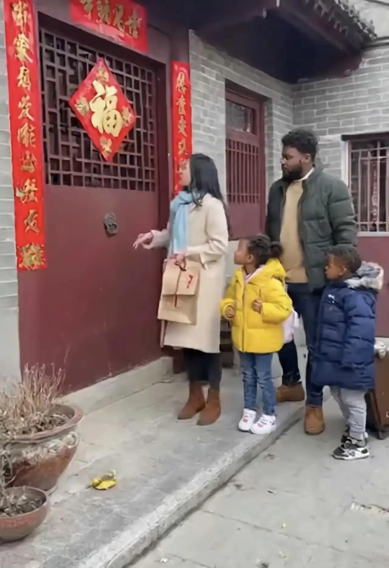 漂亮女大学生，在上学期间和黑人同学谈起了恋爱。毕业之后不顾父母的反对，执意远嫁国