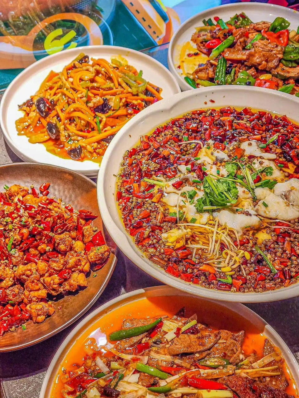 谁能拒绝四川美食的诱惑？成都上榜最多有58家，乐山次之有14家，还有绵阳、宜宾、