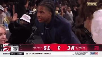 这届NBA新秀太秀了，被选中后摇头表达不满，当着镜头骂脏话[捂脸哭]。6月26日N