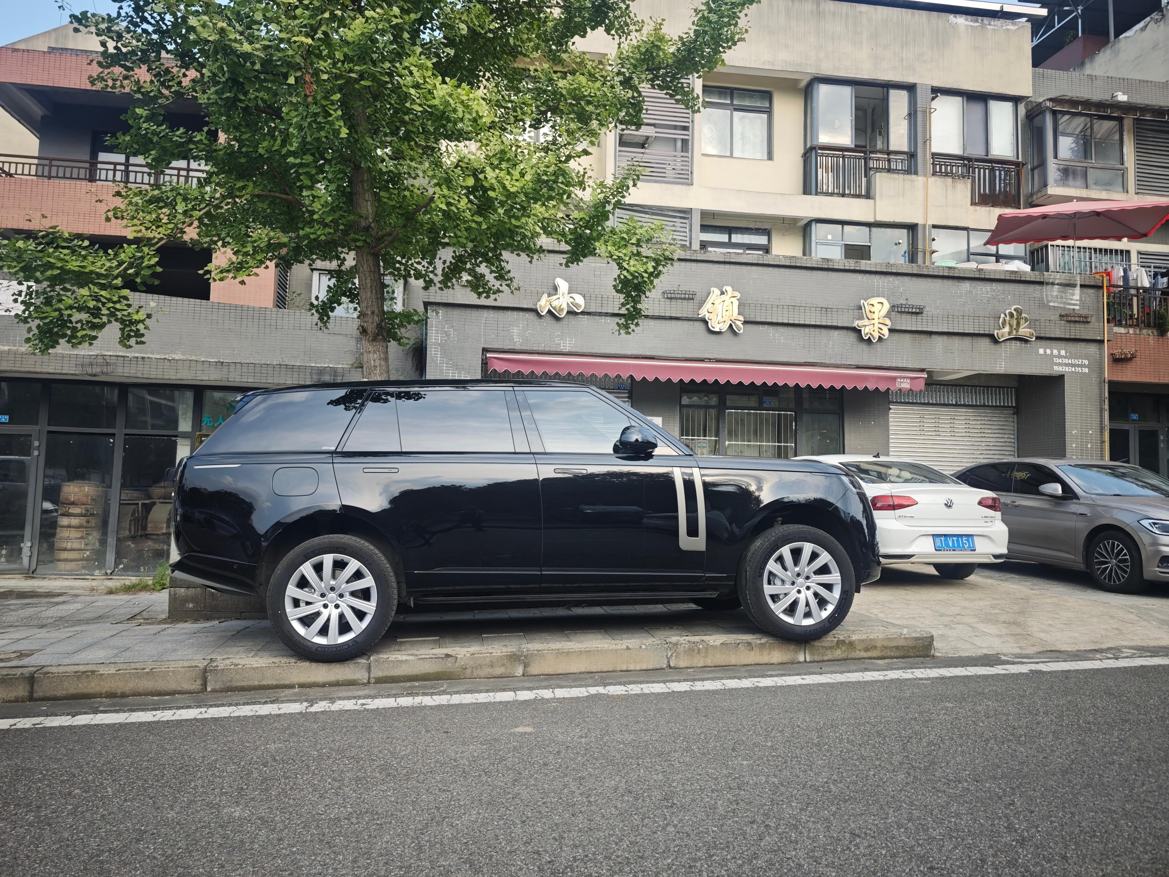 这车停的很符合揽胜车主不服输的精神，条件再苛刻，终究有办法滴。[666][666