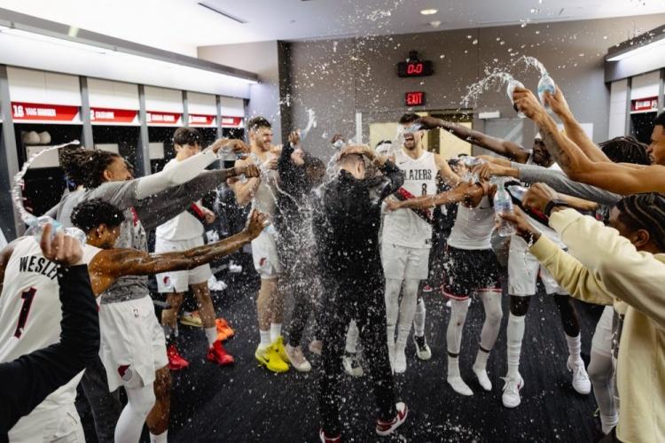 NBA场外花絮：开拓者主场139:119爆冷大胜金州勇士。开拓者临时主教练斯普利