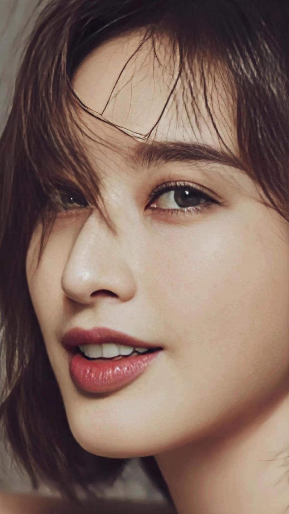 温柔眼波，甜美红唇，自然妆容，清新自然。