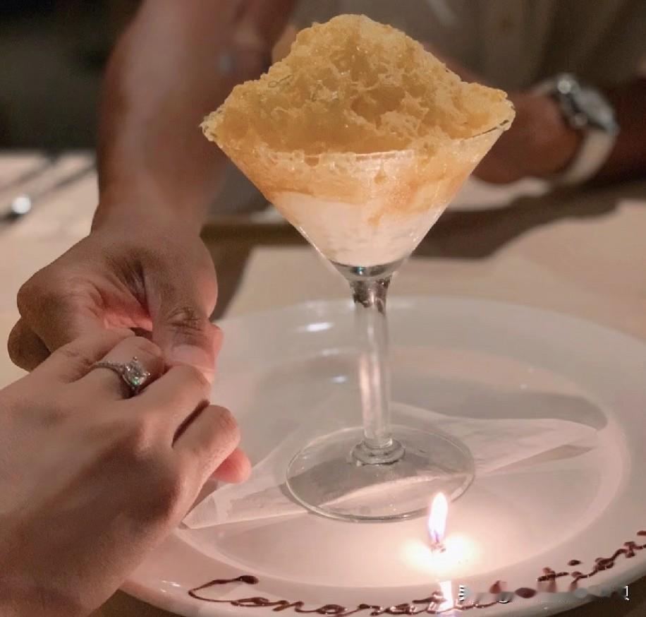 网友真的太闲了！居然扒拉出来车崇健给李施嬅买的订婚💍了！原本李施嬅要的没这