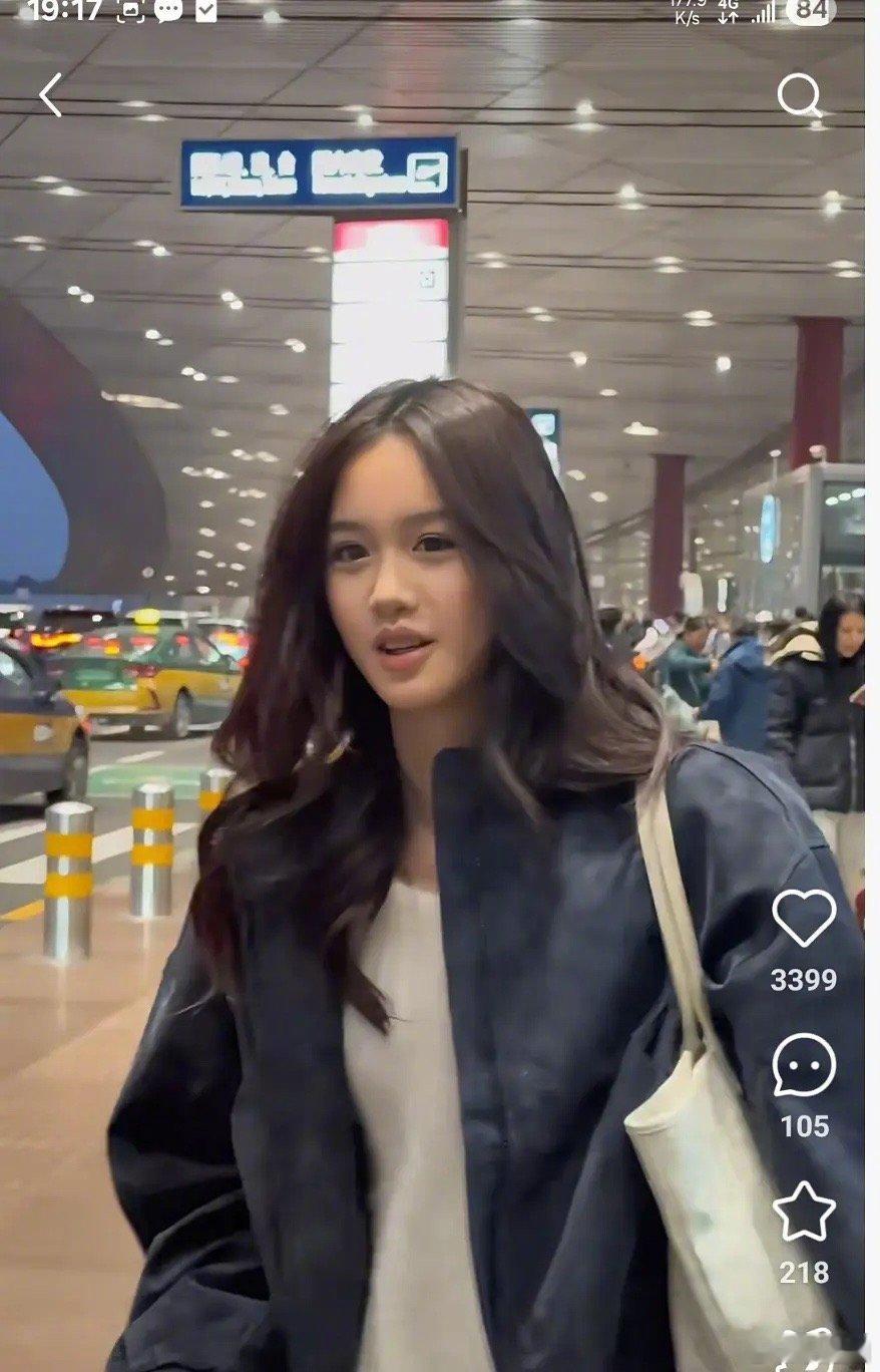钟丽缇女儿考拉好漂亮，路人拍都这么好看～​​​