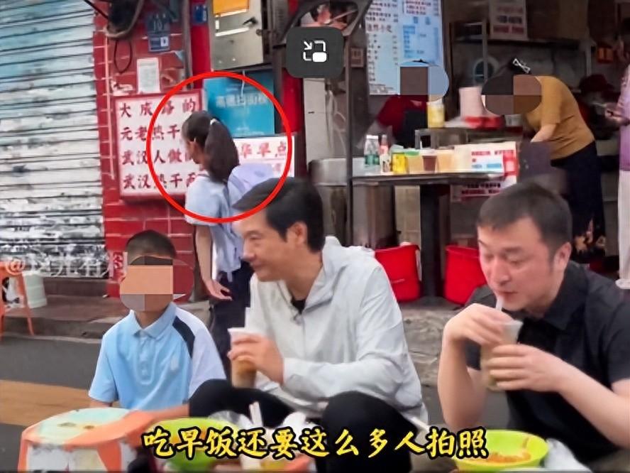 武汉大成路的清晨，雷军蹲坐路边吃热干面的场景，因全程多机位专业拍摄显得违和，路过