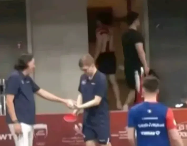 一觉醒来被这张图片泪目了，原来大头真的是负伤参赛，为国而战！昨天大头和小布的