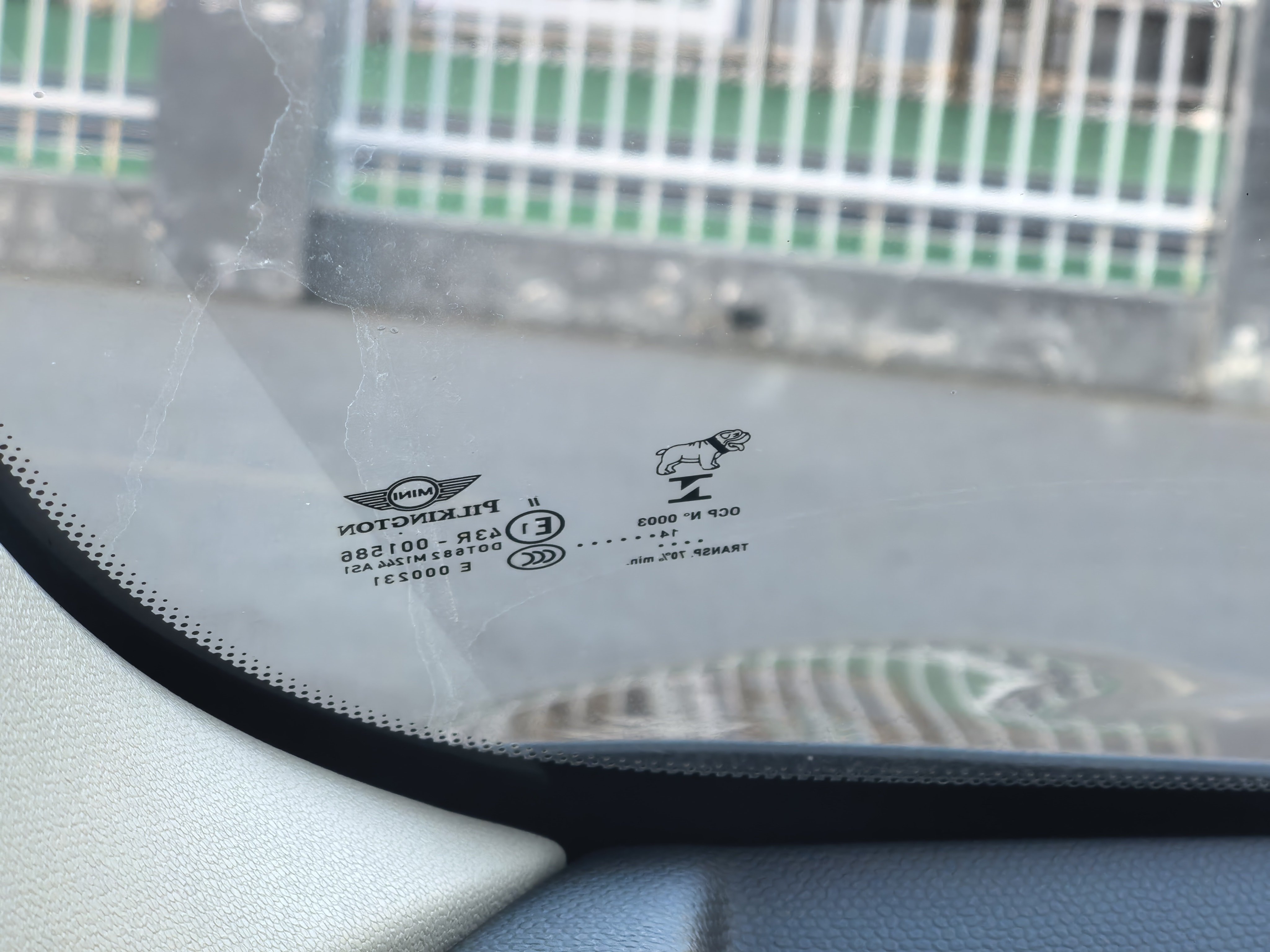 不懂就问，你们的MINI车玻璃上也有沙皮狗的logo么？mini